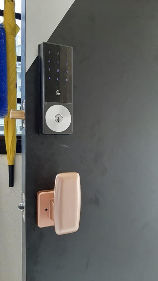 Keywe-Red-Deadbolt