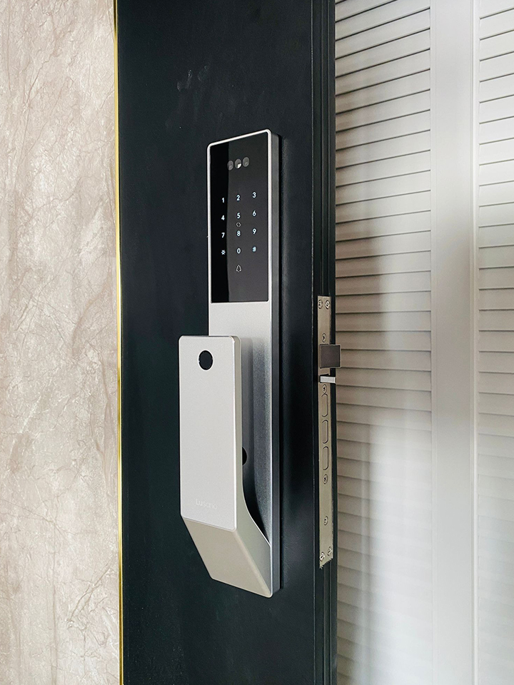 Lusano-Space-X-Digital-Door-Lock-Silver-Installation