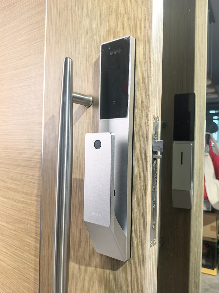 Lusano-Space-X-Smart-Door-Lock-Titanium-Cool-White